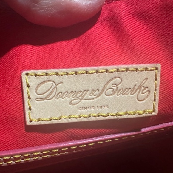 Dooney and Bourke BRAND NEW/RARE FLORAL FUSCHIA Pattern Crossbody Bag! - Picture 2 of 16